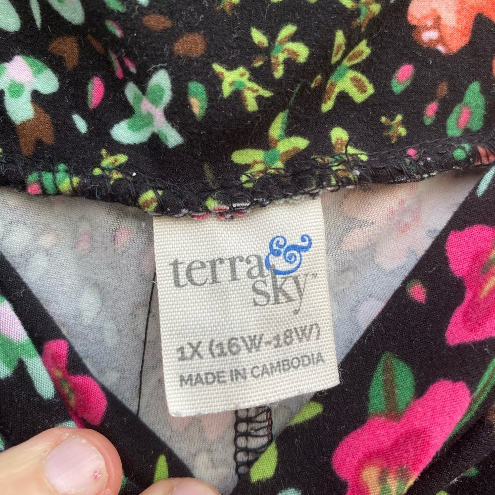 Terra & Sky Bright Springtime Floral Soft Capri Leggings 1X - Picture 3 of 4